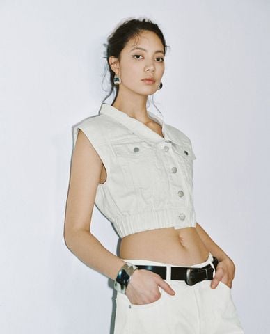  URBAN REVIVO - Áo croptop nữ phối nút trẻ trung 