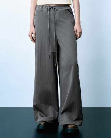  URBAN REVIVO - Quần nữ ống rộng lưng thun phối dây rút 