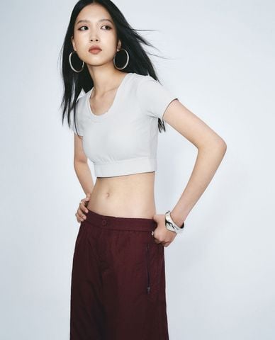  URBAN REVIVO - Áo croptop nữ cổ tròn hiện đại 