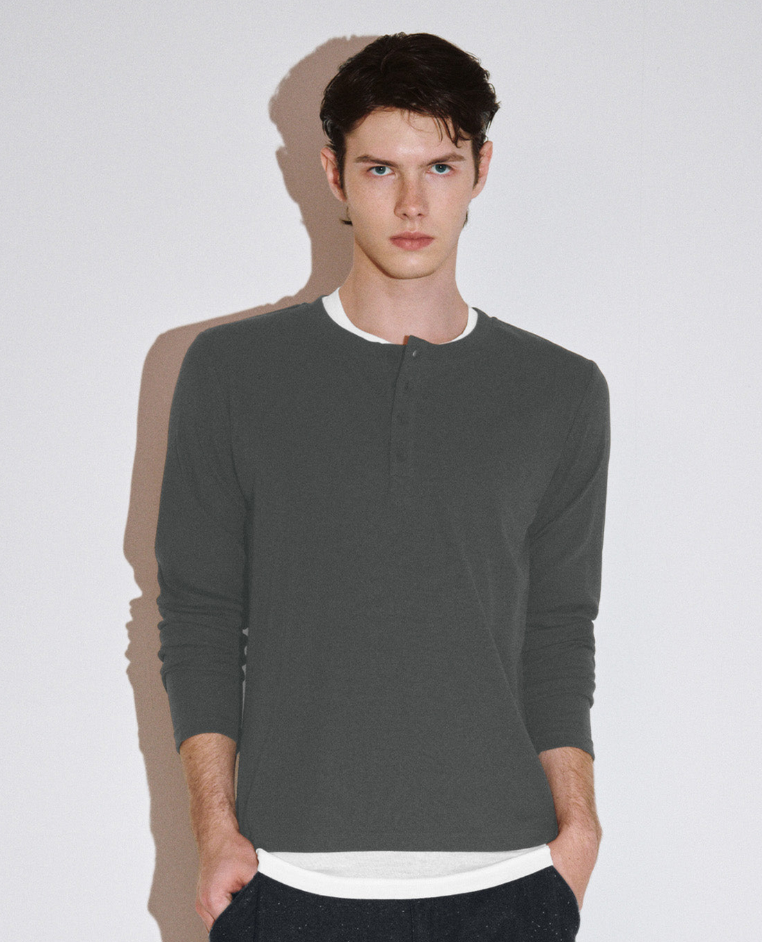 URBAN REVIVO - Áo thun nam cổ tròn tay dài Button Half Placket Regular