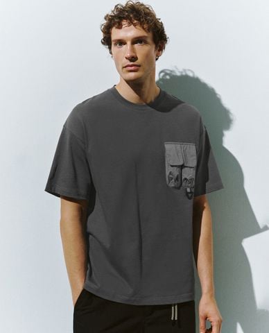  URBAN REVIVO - Áo thun nam cổ tròn tay ngắn phối túi hộp 