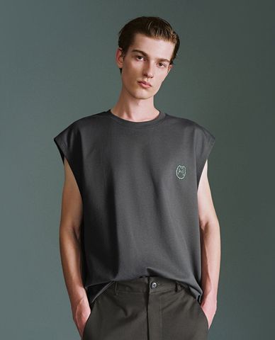  URBAN REVIVO - Áo thun nam cổ tròn tay ngắn 