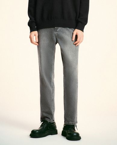  URBAN REVIVO - Quần jeans nam ống đứng wash bạc năng động 