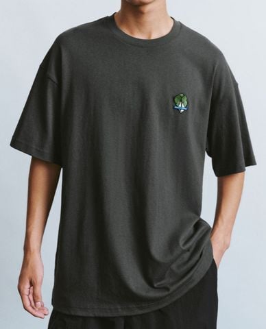  URBAN REVIVO - Áo thun nam cổ tròn tay ngắn phối hình thêu trẻ trung 