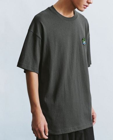  URBAN REVIVO - Áo thun nam cổ tròn tay ngắn phối hình thêu trẻ trung 