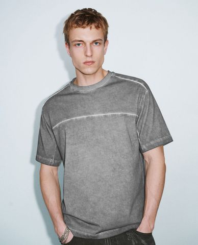  URBAN REVIVO - Áo thun nam cổ tròn tay ngắn hiện đại 