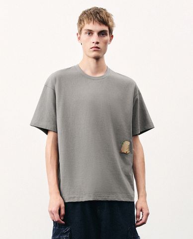  URBAN REVIVO - Áo thun nam cổ tròn tay ngắn in hình 