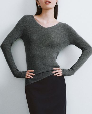  URBAN REVIVO - Áo thun nữ cổ V tay dài thời thượng 