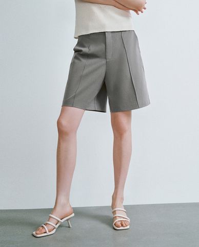  URBAN REVIVO - Quần short nữ ống đứng nhấn li thanh lịch 