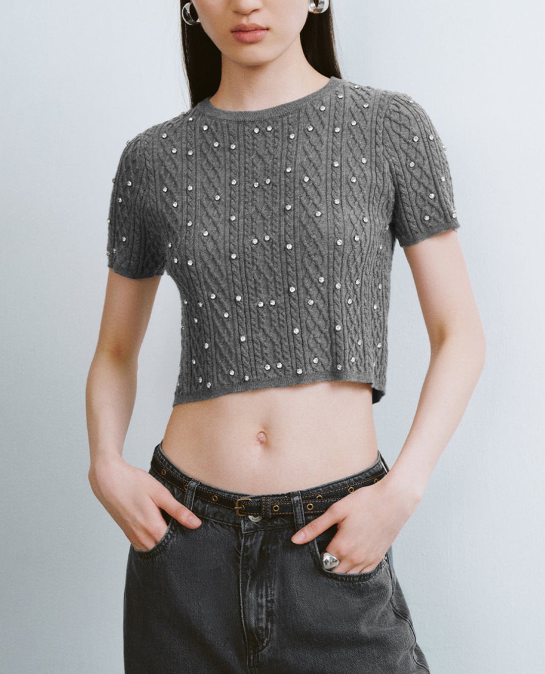 URBAN REVIVO - Áo dệt kim nữ cổ tròn tay ngắn phom croptop đính đá