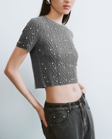  URBAN REVIVO - Áo dệt kim nữ cổ tròn tay ngắn phom croptop đính đá 
