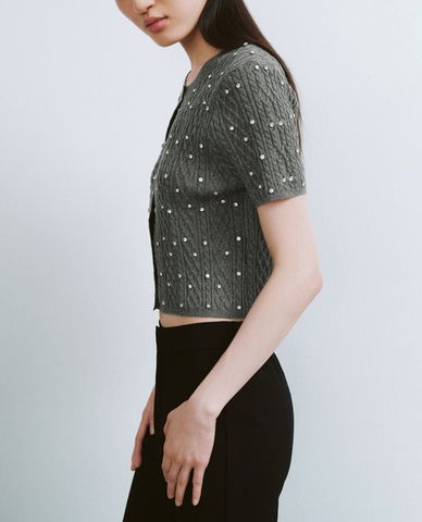  URBAN REVIVO - Áo khoác cardigan nữ cổ tròn tay ngắn đính đá 