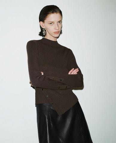  URBAN REVIVO - Áo dệt kim nữ tay dài phom ôm Mock 