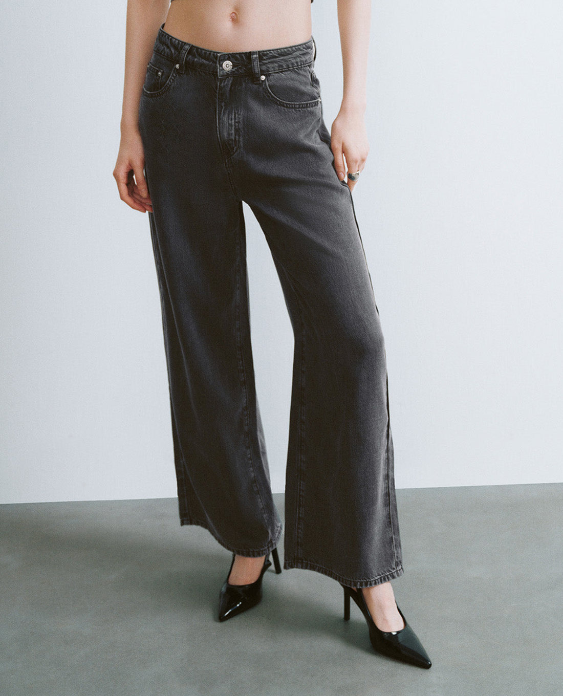 URBAN REVIVO - Quần jeans nữ ống rộng cá tính