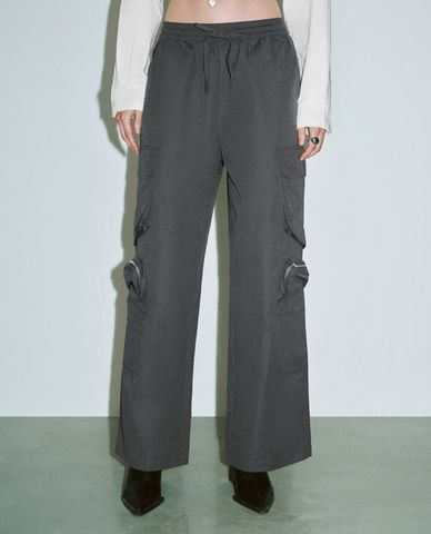  URBAN REVIVO - Quần nữ ống rộng lưng thun cá tính 