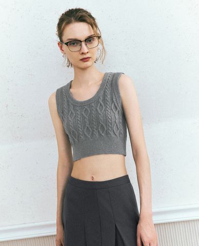  URBAN REVIVO - Áo ba lỗ nữ dệt kim cổ tròn phom croptop U Neck 
