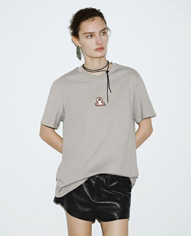  URBAN REVIVO - Áo thun nữ cổ tròn in hình hiện đại 