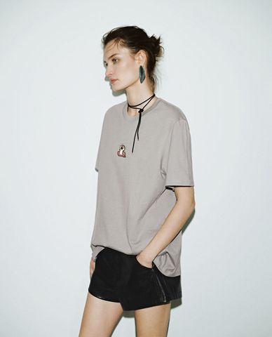  URBAN REVIVO - Áo thun nữ cổ tròn in hình hiện đại 