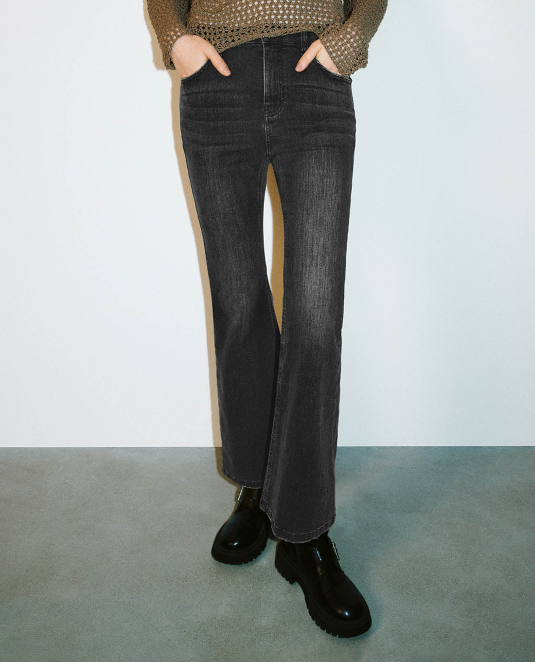 URBAN REVIVO - Quần jeans nữ ống loe wash bạc Skinny Flare