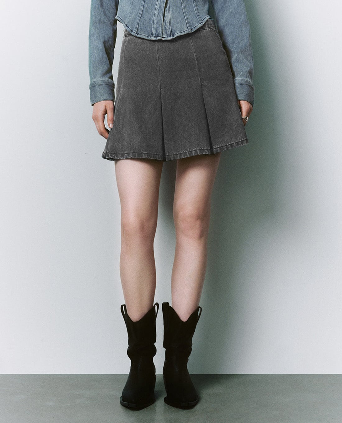 URBAN REVIVO - Chân váy denim mini xếp li thời trang