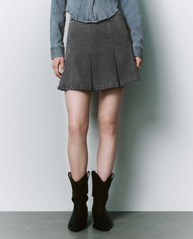  URBAN REVIVO - Chân váy denim mini xếp li thời trang 