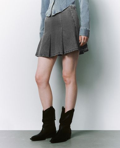  URBAN REVIVO - Chân váy denim mini xếp li thời trang 