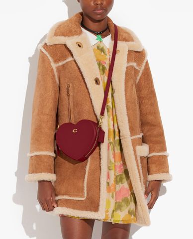  COACH - Túi đeo chéo nữ phom trái tim độc đáo 