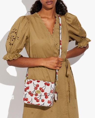  COACH - Túi đeo chéo nắp gập khóa kim loại Cassie 19 With Cherry Print 