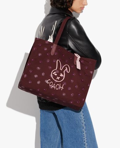  COACH - Túi tote nữ phom chữ nhật Lunar New Year Tote 42 With Rabbit 