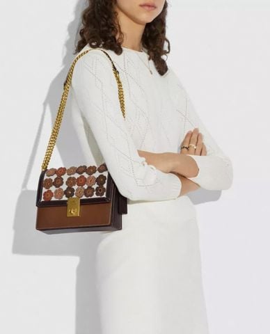  COACH - Túi đeo vai nắp gập đính hoa Hutton 