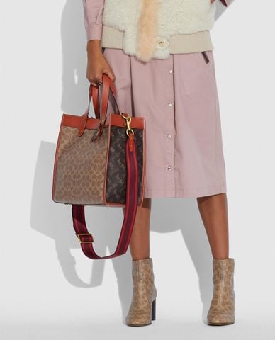  COACH - Túi đeo vai nữ chữ nhật Field Tote With Horse & Carriage Print 