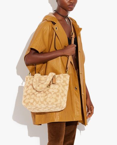  COACH - Túi tote nữ phom chữ nhật phối lông Tote 28 