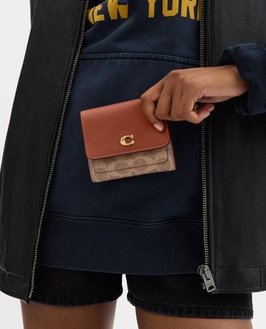  v\COACH - Ví nữ dáng ngắn nắp gập Mila Small Flap 