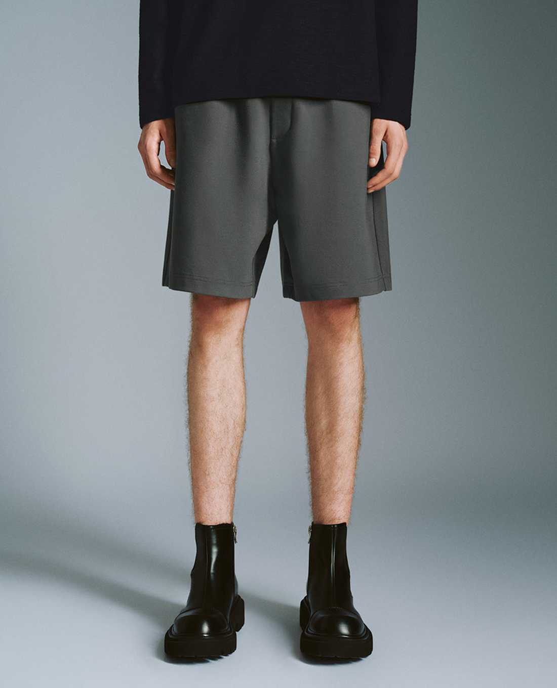 URBAN REVIVO - Quần short nam ngang gối lưng thun Drawstring Waist