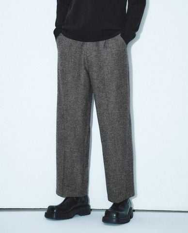  URBAN REVIVO - Quần nam ống đứng xếp li thanh lịch 