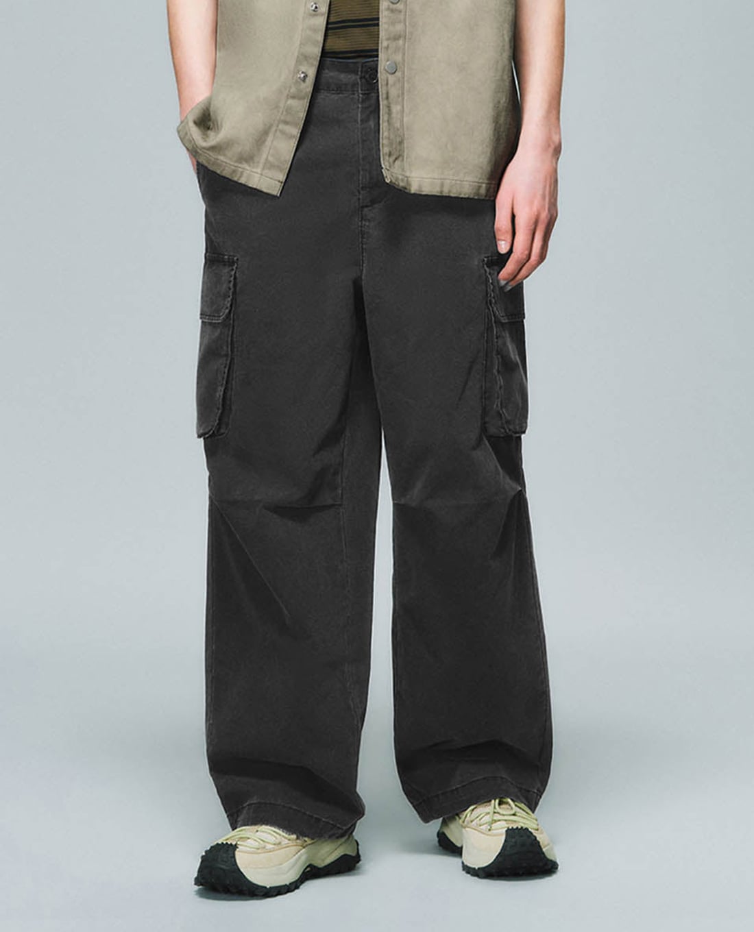 URBAN REVIVO - Quần jeans nam ống rộng phối túi hộp