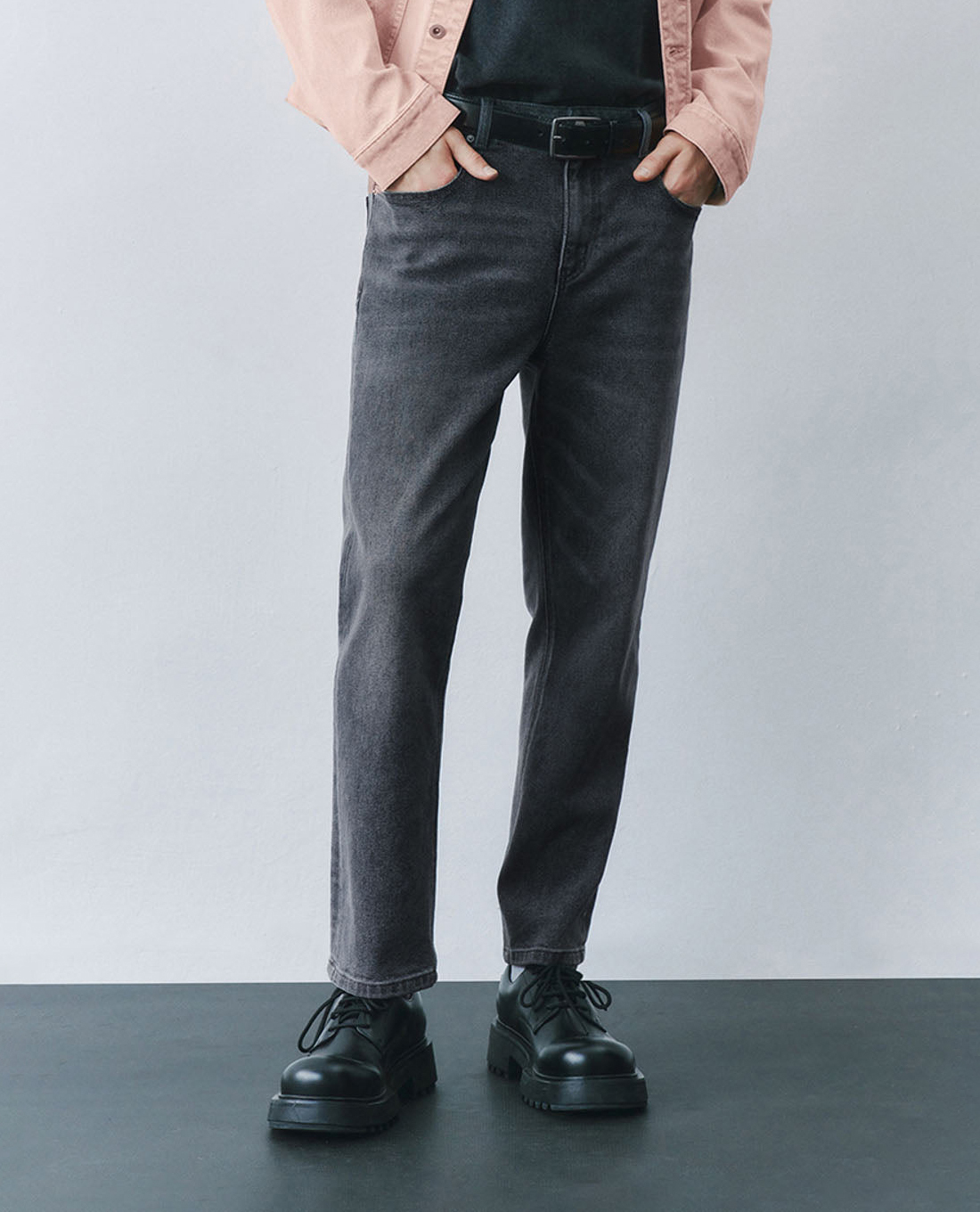 URBAN REVIVO - Quần jeans nam ống đứng hiện đại