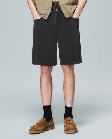  URBAN REVIVO - Quần short jeans nam ngang gối hiện đại 