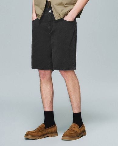  URBAN REVIVO - Quần short jeans nam ngang gối hiện đại 