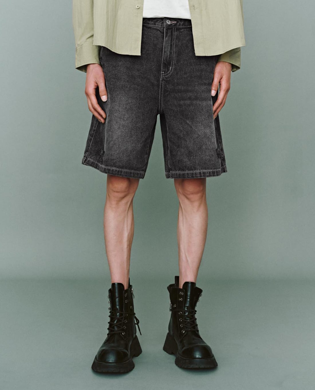 URBAN REVIVO - Quần short jeans nam wash bạc trẻ trung