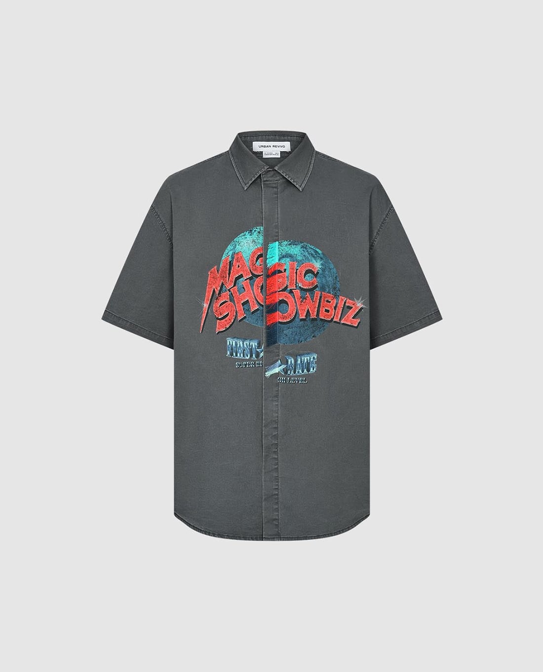 URBAN REVIVO - Áo sơ mi nam cổ bẻ tay ngắn in họa tiết