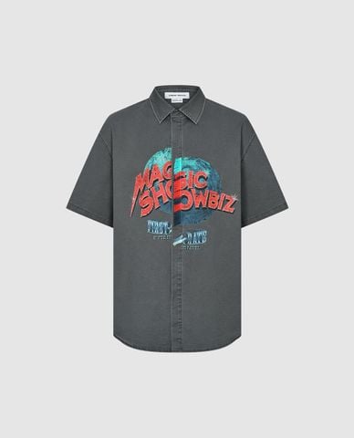  URBAN REVIVO - Áo sơ mi nam cổ bẻ tay ngắn in họa tiết 