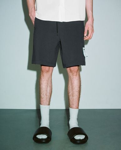  URBAN REVIVO - Quần short nam ngang gối lưng thun hiện đại 