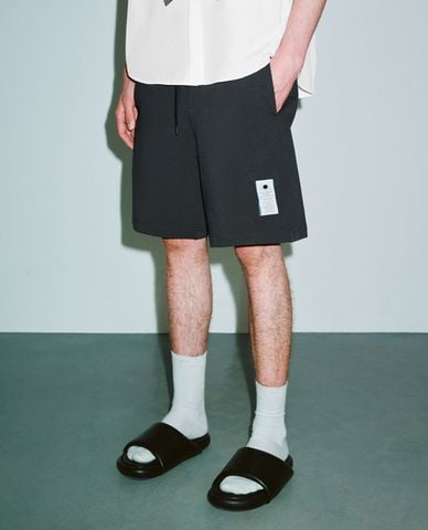  URBAN REVIVO - Quần short nam ngang gối lưng thun hiện đại 