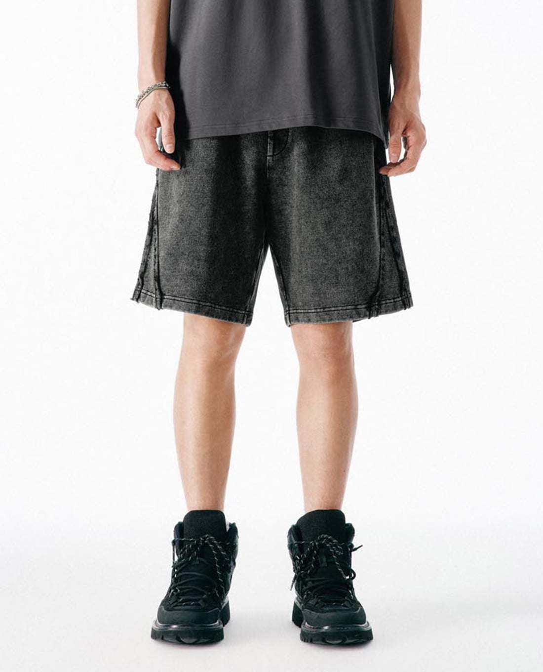 URBAN REVIVO - Quần short nam ngang gối Vogue