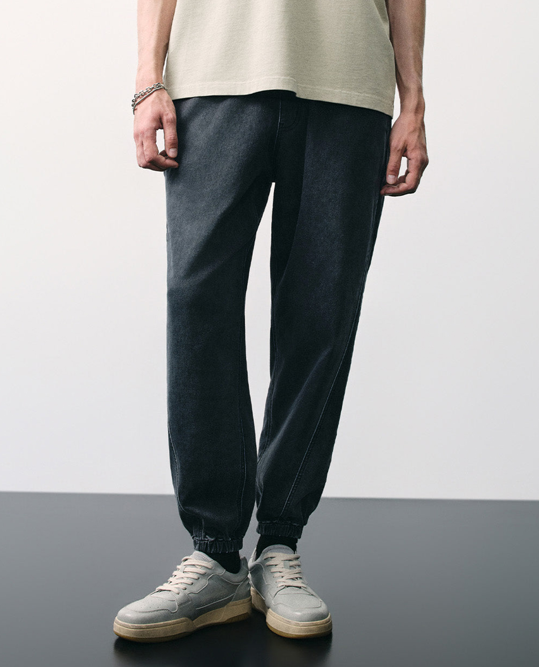 URBAN REVIVO - Quần jogger nam lưng thun phối dây rút Loose
