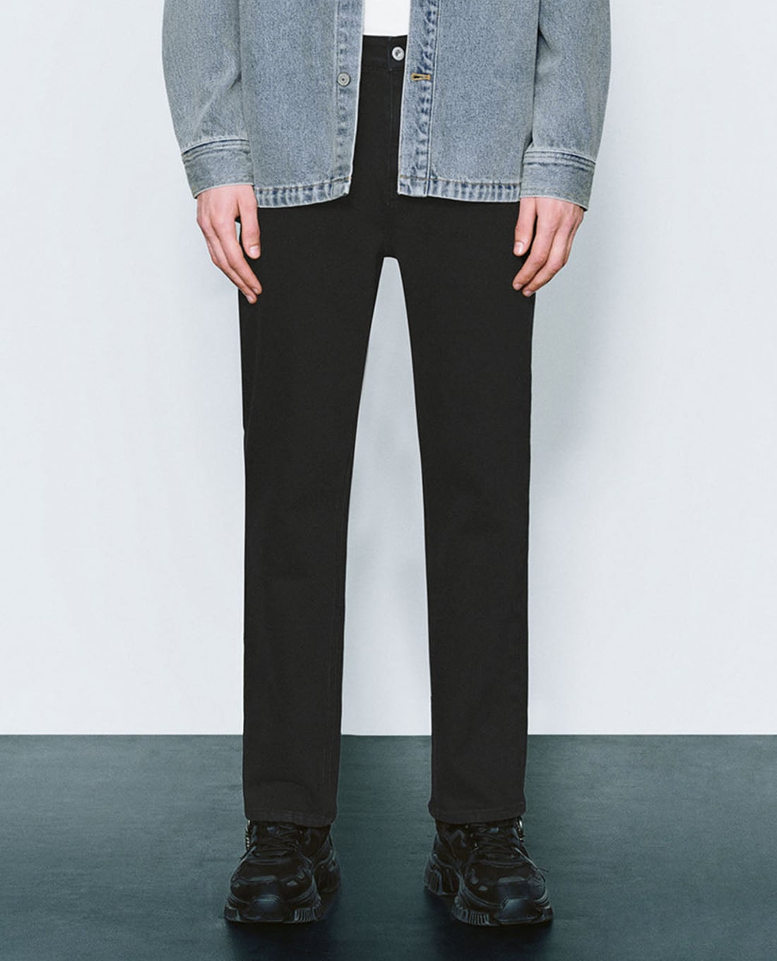 URBAN REVIVO - Quần jeans nam ống đứng năng động