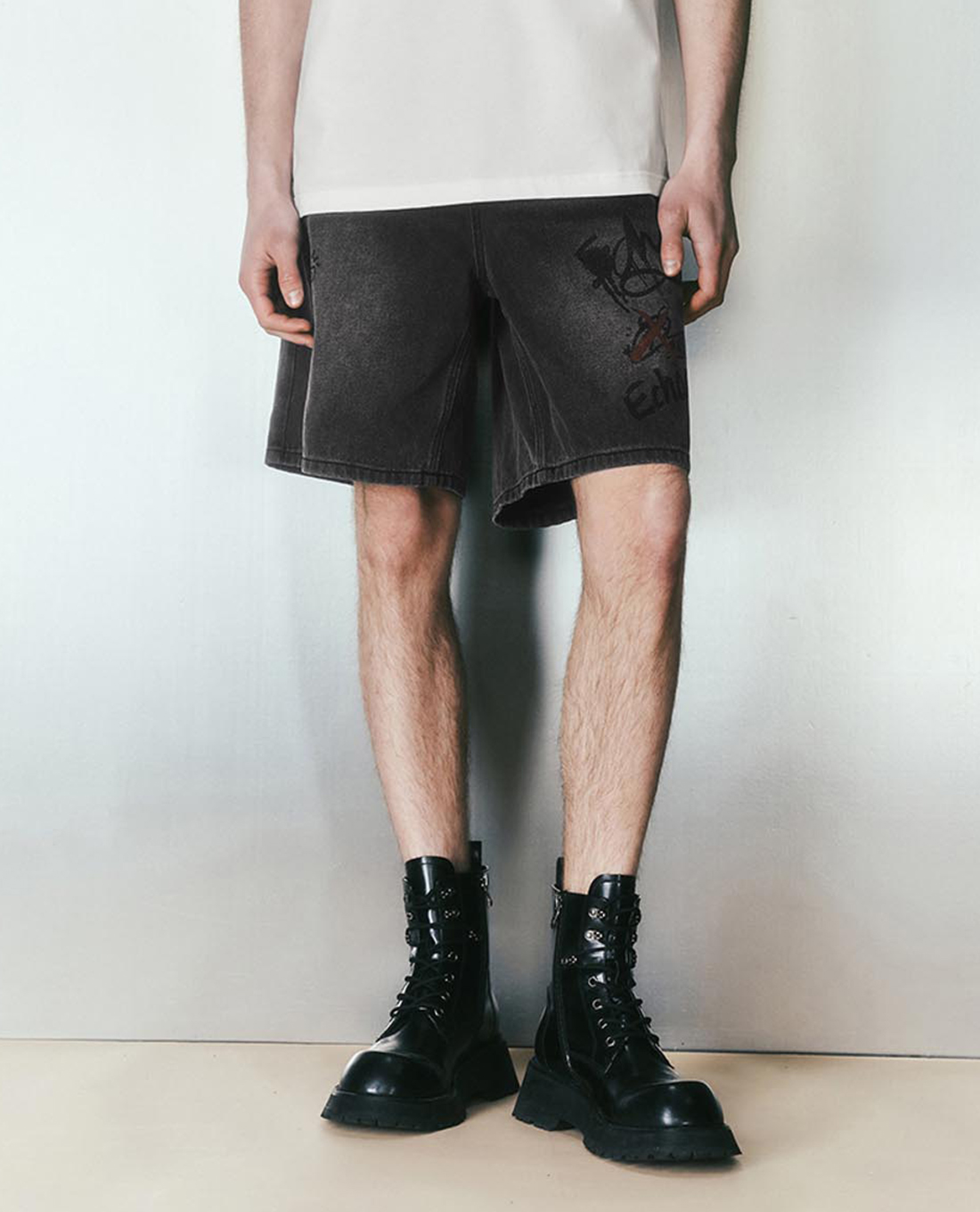 URBAN REVIVO - Quần short jeans nam ngang gối