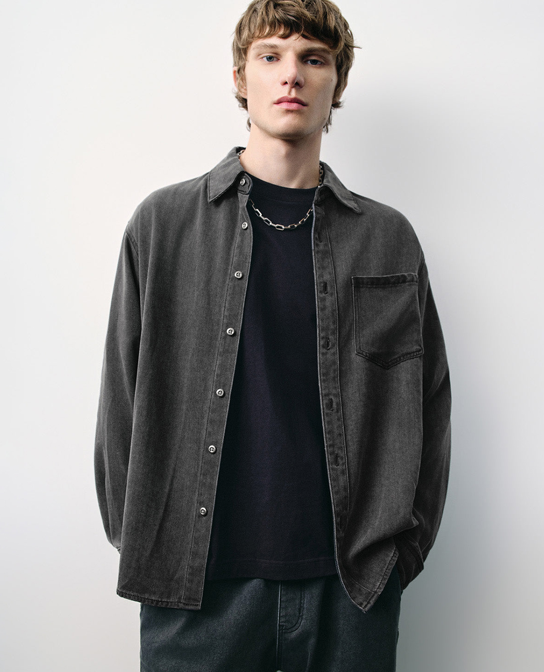 URBAN REVIVO - Áo sơ mi denim nam cổ bẻ tay dài Button Up Loose