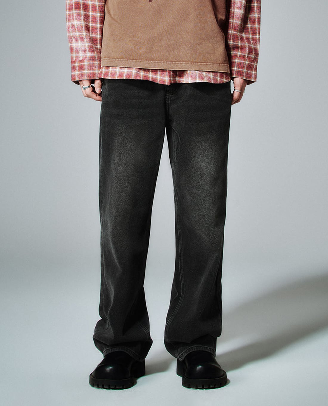 URBAN REVIVO - Quần jeans nam ống rộng thời trang